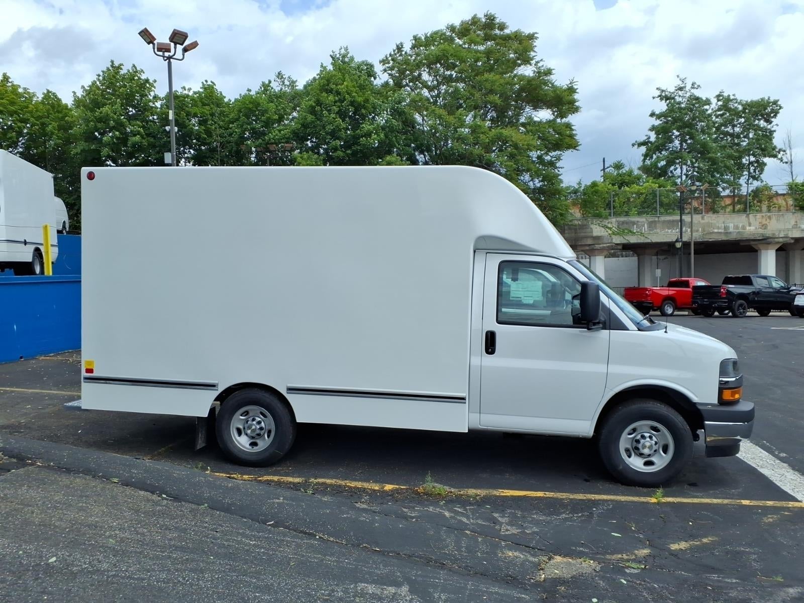 2026 Chevrolet Express Cutaway 3500 1WT