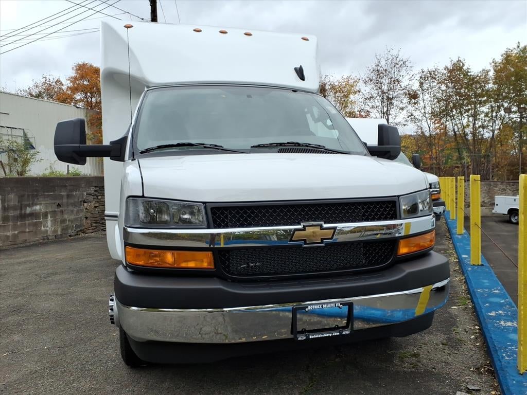 2025 Chevrolet Express Cutaway 3500 1WT