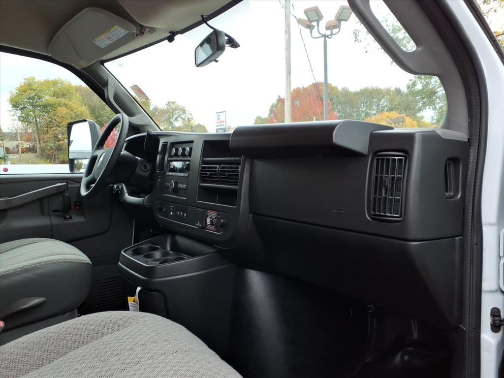 2025 Chevrolet Express Cutaway 3500 1WT